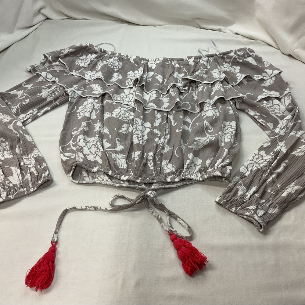 Altar'd State Women's Gray/White Puff Sleeve Crop Top Red Tassel Tie, Size M - Picture 4 of 8